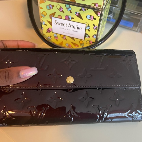 Louis Vuitton - Picture 5 of 9